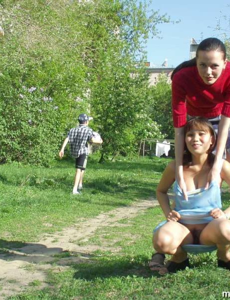 Любительницы лесбиянок демонстрируют свои сиськи и задницы в парке, прежде чем лизать киски 7