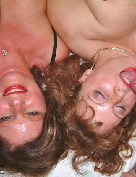 Пожилая британская любительница пышных форм Клэр и ее подружка принимают участие в жесткой оргии 16