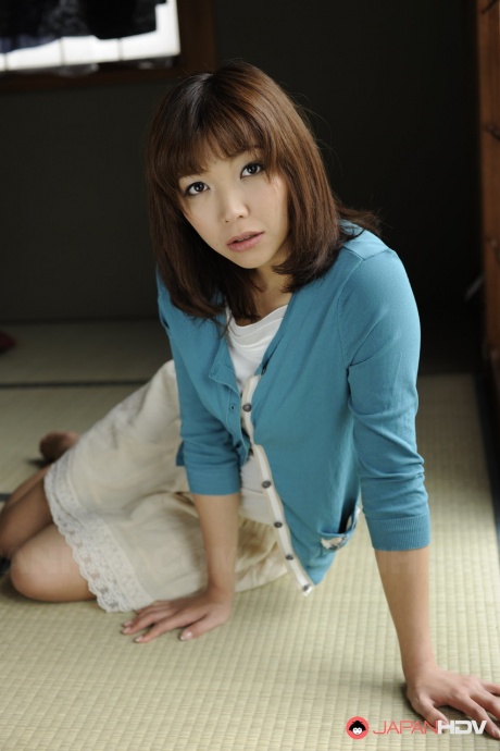 Японская соло-девушка Юри Китахара неуверенно показывает свою подстриженную киску 1