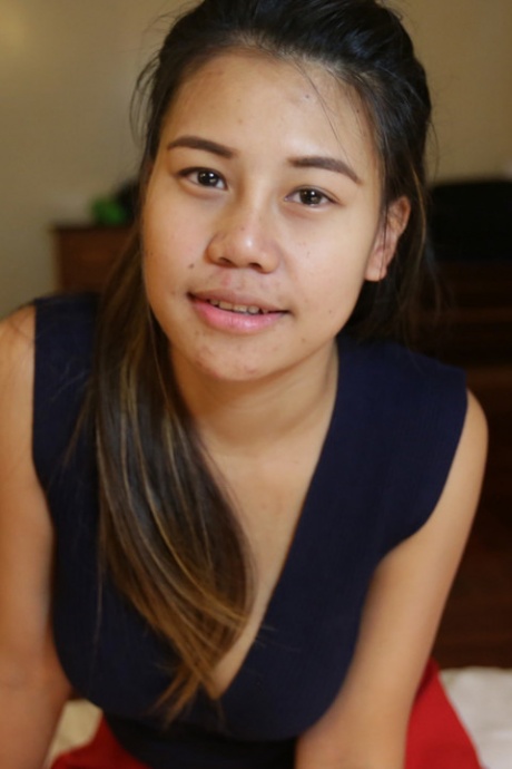 Азиатка Милк снимает милые трусики перед сексом от первого лица с иностранцем 1