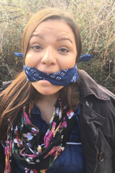 Полностью одетый толстяк расколот, с кляпом во рту и связанный веревкой в заросшем кустарником лесу 1