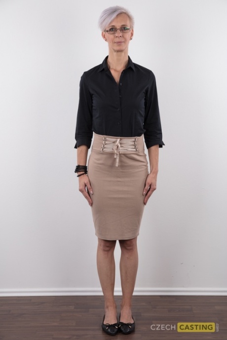 Высокая леди Мартина не снимает очков, полностью обнажая свою стройную фигуру 2