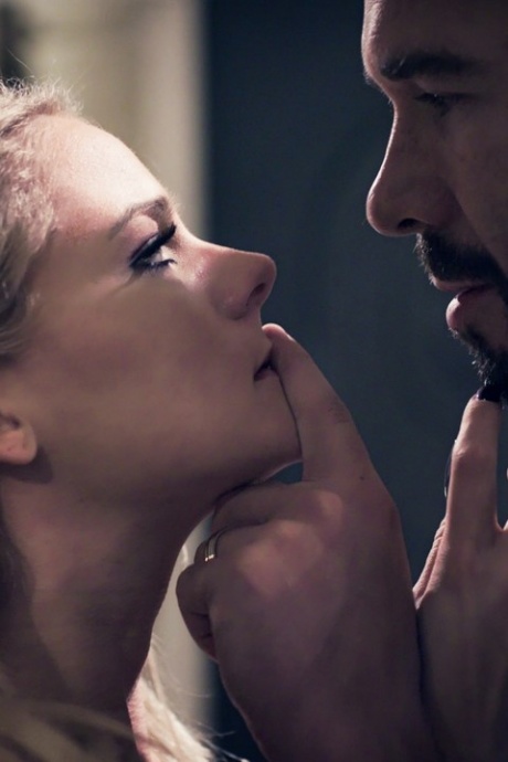 Белокурая цыпочка Лизи Свит и ее шурин занимаются грубым сексом 7