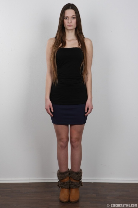 Длинноволосая девушка снимает с себя всю одежду, чтобы позировать в обнаженном виде 2