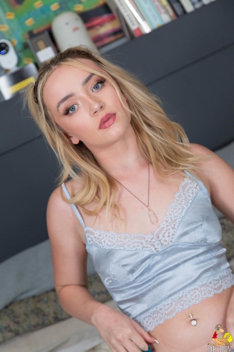 Сексуальная блондинка Мария Кази делает селфи перед тем, как заняться сексом от первого лица 2