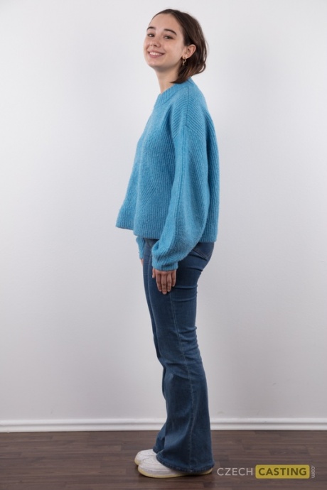 Модель-любитель Ульяна стоит обнаженная, сняв свитер и синие джинсы 4