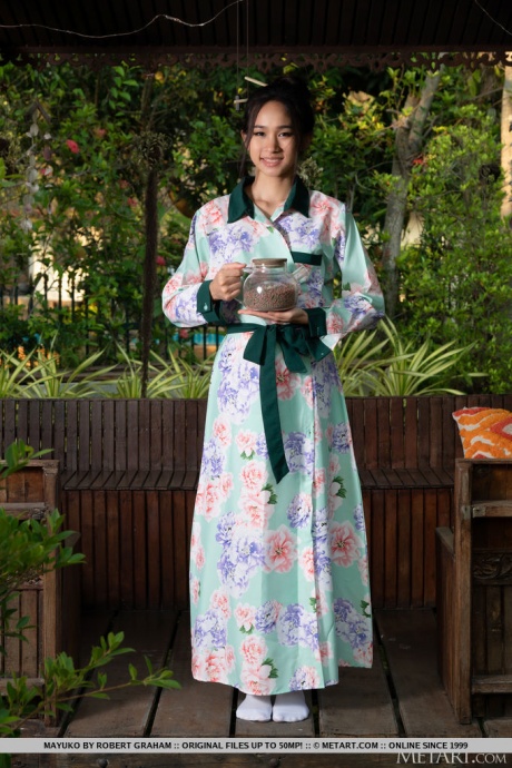 Симпатичная азиатка Маюко снимает халат, чтобы обнажиться в белых чулках 1