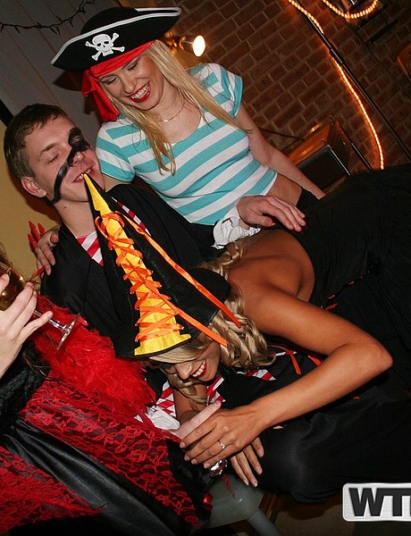 Студенты колледжа участвуют в групповом сексе во время вечеринки в честь Хэллоуина 1