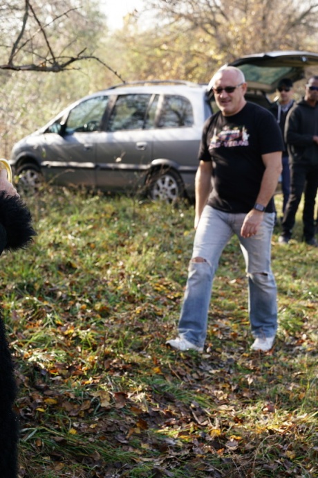Зрелая блондинка съедает банан перед групповухой в сельской местности 11