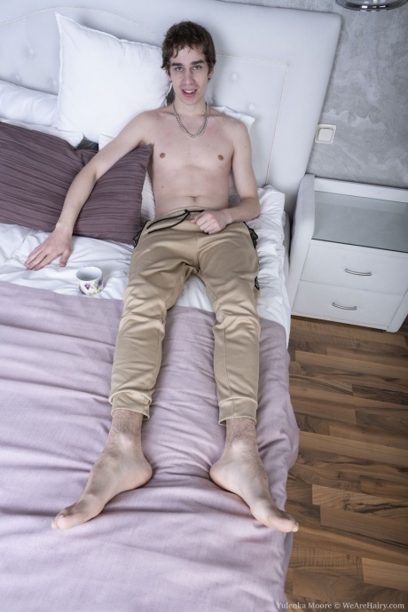 Любительская леди Юленька Мур отдает свою натуральную киску молодому мужчине 1