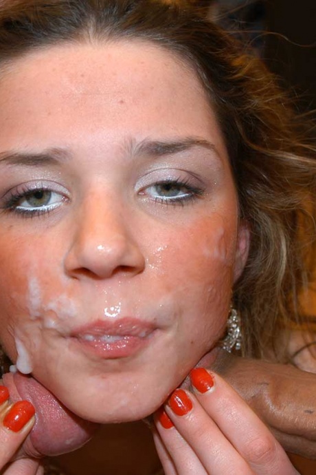 Белая молоденькая Холли получает сперму на свое желанное личико на вечеринке буккаке 14