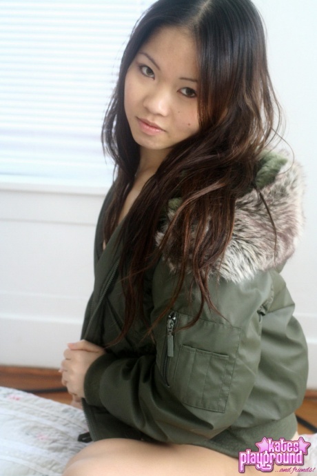 Азиатская любительница Грейс снимает зимнее пальто, чтобы продемонстрировать стринги во время акции SFW 3