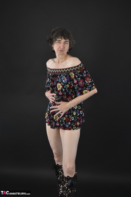 Горячая мамаша-любительница постарше обнажает отвисшие сиськи перед тем, как крупным планом показать свою киску 5