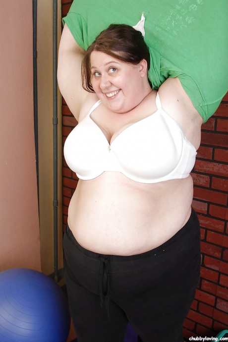 Жирная цыпочка Джеллибин снимает свое платье сразу после занятий йогой 3