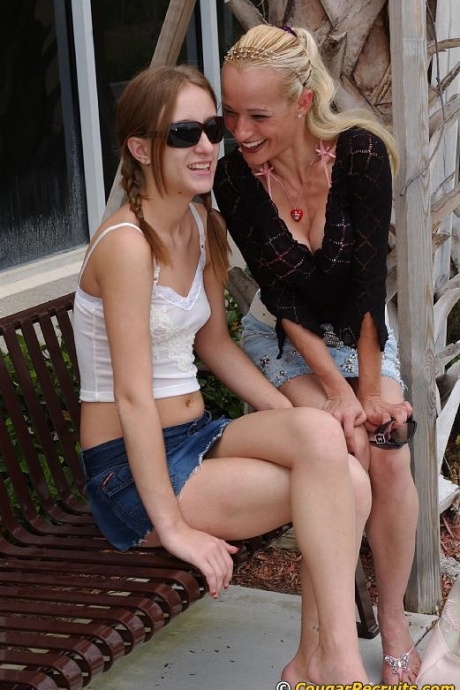 Похотливая зрелая леди подцепляет распутного подростка и немного развлекается с ним в машине 2