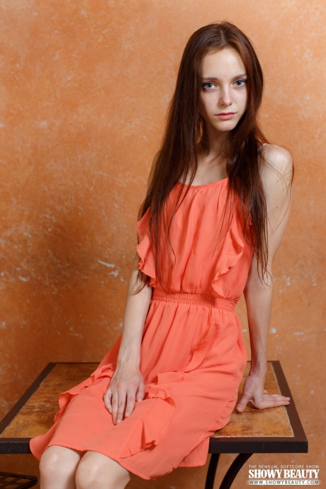 Очень худая девушка Лапа снимает свое платье, чтобы обнажить свою тощую задницу и киску 2