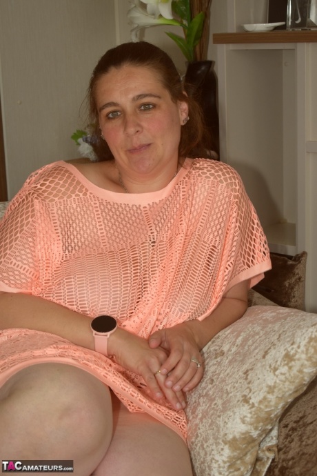 Рыжеволосая толстушки дебютирует обнаженной моделью на диване 2