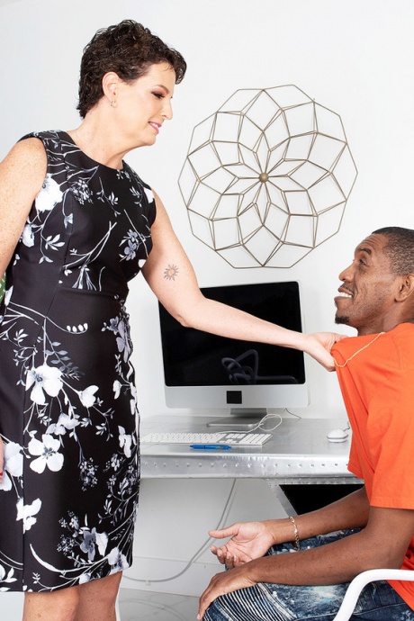 Коротко стриженная пожилая женщина Бет Маккенна сосет член Би-би-си перед половым актом 2