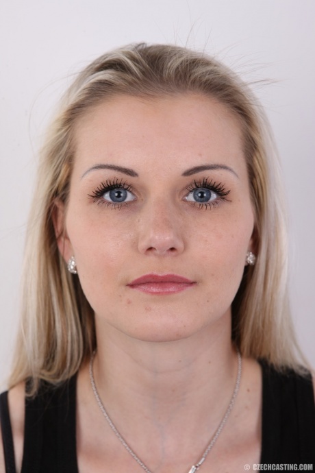 Голубоглазая блондинка-любительница раздевается догола для съемок порно-интервью с кулаком 1