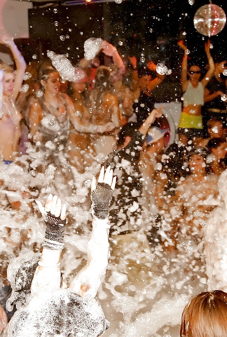 Изголодавшиеся по члену европейские красотки делают минет на дикой секс-вечеринке 7