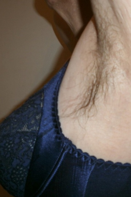 Пожилая дама с великолепными ногами показывает свои покрытые потными волосами подмышки 17