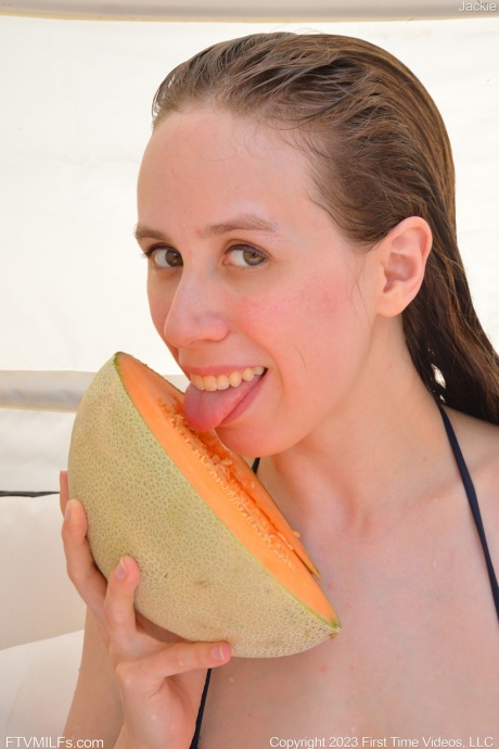 Джеки Хофф мелькает на улице, когда не мастурбирует секс-игрушками 3