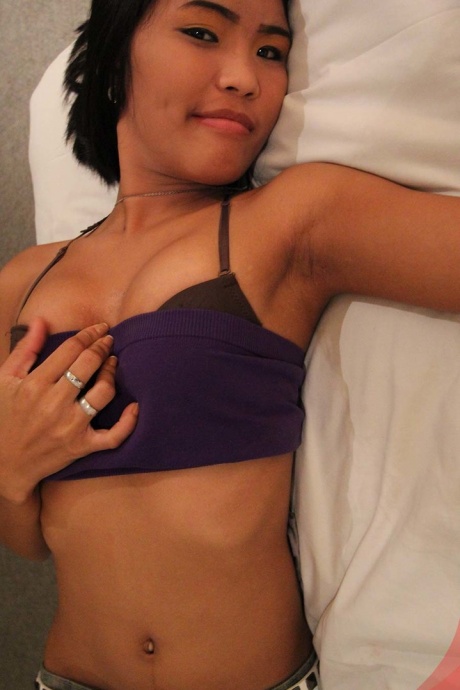 Миниатюрная азиатка показывает свою киску крупным планом и стоя голой 4