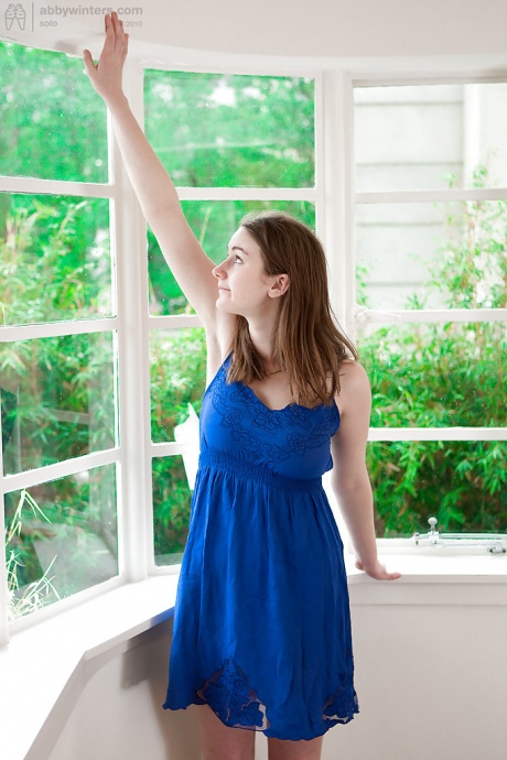 Грудастая девушка-подросток по соседству Патрисия Би выпускает на волю свои молодые молочные сиськи 1