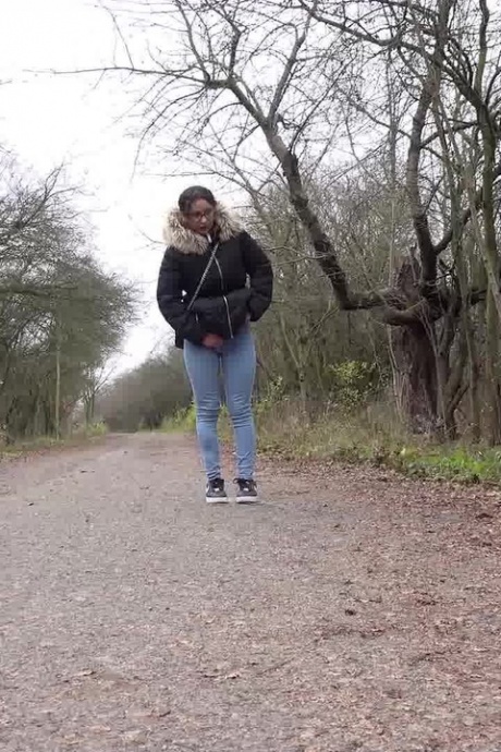 Девушка-одиночка Наташа Инк садится на корточки, чтобы пописать, на проселочной дороге, одетая в парку 14