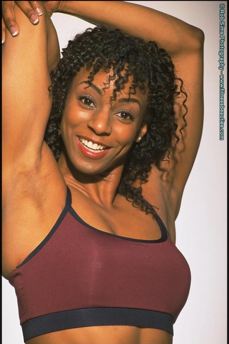 Чернокожая фитнес-модель Мэдисон Чейз также позирует в спортивной одежде и нижнем белье 9