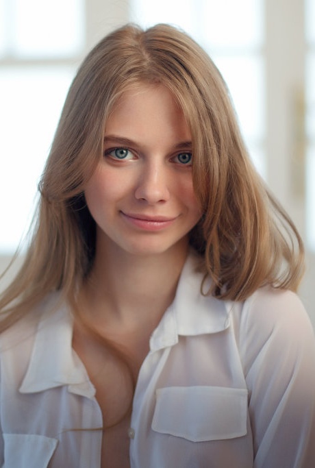 Красивая блондинка Сия раздевается догола в белых чулках 1