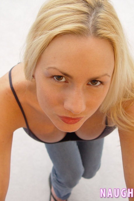Непослушная блондинка Элли получает сперму на лицо после минета от первого лица 2