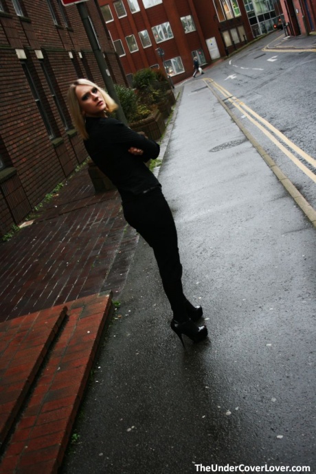 Сексуальная блондинка жена Келли Марина тайно сосет большой черный член и скачет раком 1