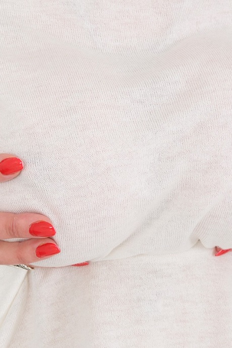 Британка леди Соня ласкает свою увеличенную грудь крупным планом 8