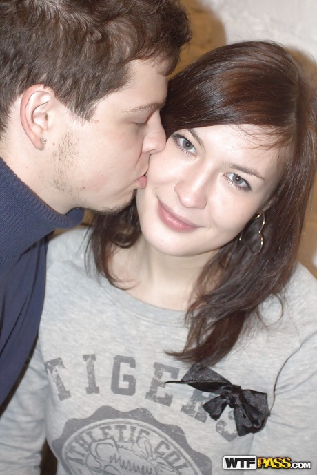 Порнозвезда брюнетка принимает участие в потрясающей любительской домашней сцене 1