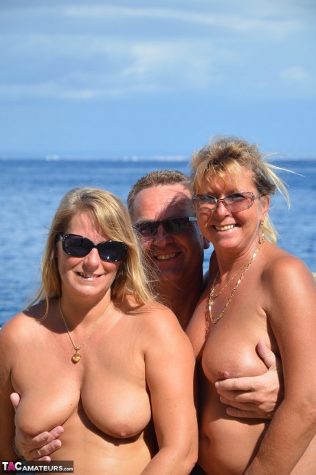 Пухленькая голая сладкая Сьюзи балуется раком в обжигающем сексе втроем на пляже 1