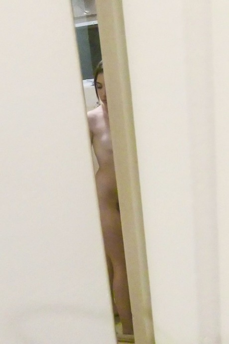 Голую молоденькую Джейн Уайлд застукали в душе перед сексом от первого лица 2