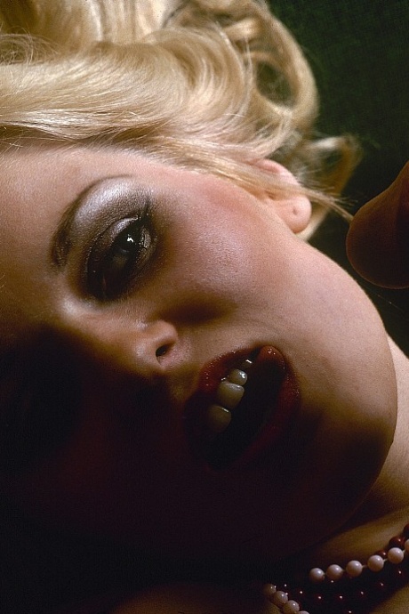 Белокурая секретарша из семидесятых соблазняет своего босса на секс в офисе 9