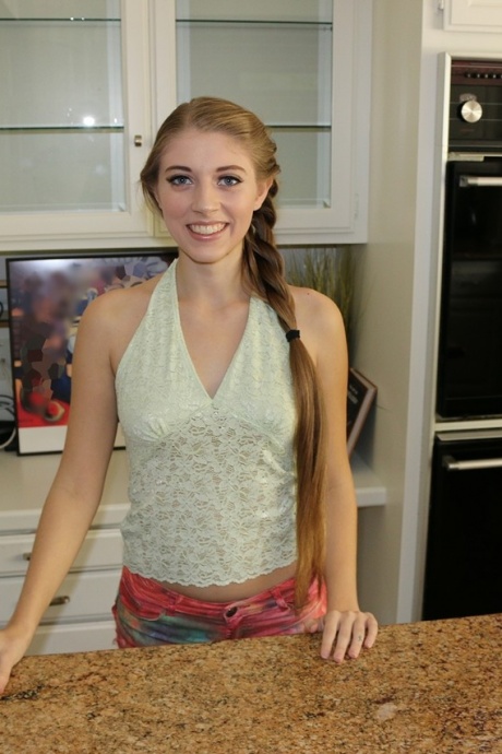 Неопытная Элис Андерсон раздевается догола на кухонном столе, чтобы раздвинуть свою киску 1