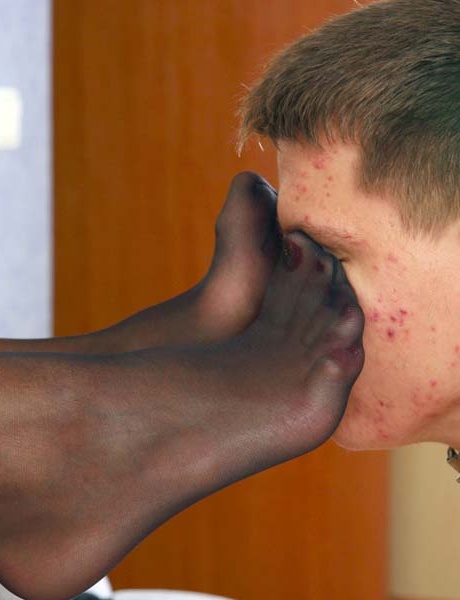 Две распутные шлюшки, сидящие на диване, дразнят своего коленопреклоненного раба в 7