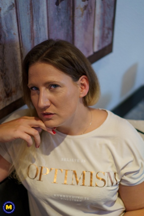 Пожилая толстушка Джулия Винтер надевает джинсовые джинсы перед сексом от первого лица 1