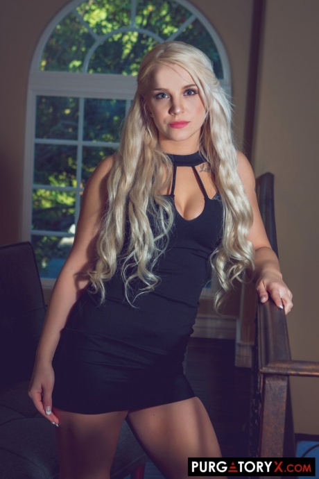 Горячая жена-блондинка Белла Джейн отсасывает мужчине на глазах у мужа-рогоносца 1