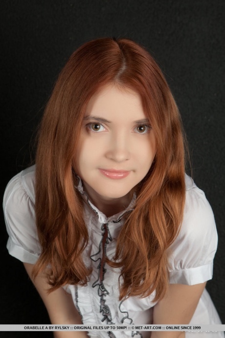 Сладкая рыжая милашка с симпатичной попкой Орабель растягивает свою волосатую пизду 1