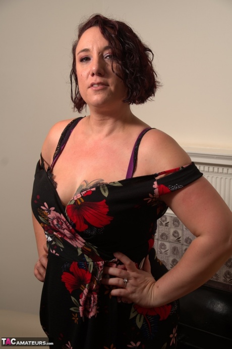 Зрелая леди сбрасывает свое платье, чтобы позировать в нижнем белье и нейлоновых чулках 12