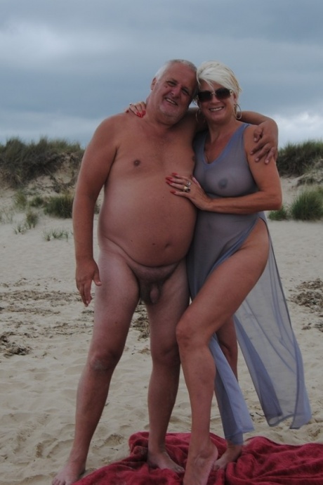 Пожилая платиновая блондинка Димонти посылает воздушный поцелуй на нудистском пляже со своим мужчиной 4