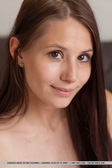 Горячая худышка Ванесса Энджел показывает свою маленькую грудь и сексуальную киску крупным планом 14