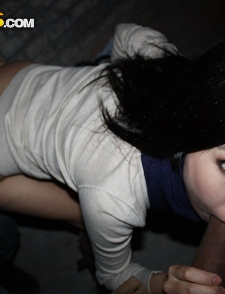 Азиатка Йики участвует в ММФ сексе в переулке с большими членами 12