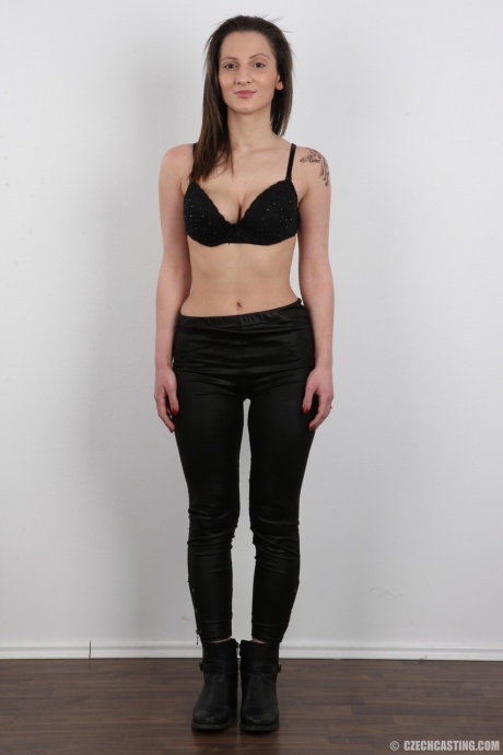 Любительница Никола снимает свой черный лифчик, чтобы показать свои отвисшие сиськи крупным планом 4