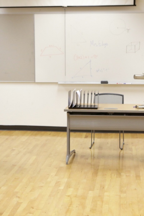 Учительницу с красивой попкой соблазнили в копировальной комнате на долгий трах большим членом 1