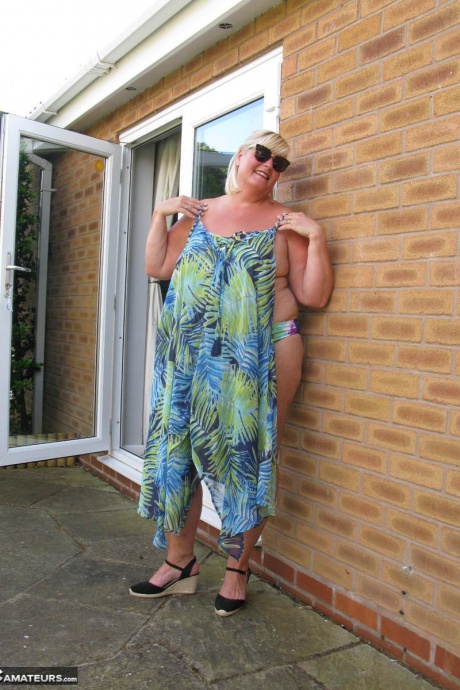 Толстая зрелая женщина Крисси Ук сосет член после своего дебюта обнаженной во дворе 5